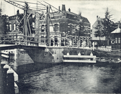 2883 Gezicht op een gedeelte van de Jan Pieterszoon Coenbrug over de Leidsche Rijn te Utrecht.